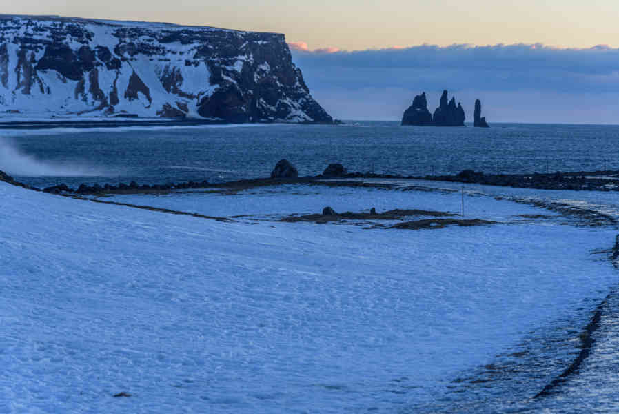 Islandia 133 - reserva natural de Dyrhólaey - acantilados de Dyrhólaey y playa de Reynisfjara.jpg